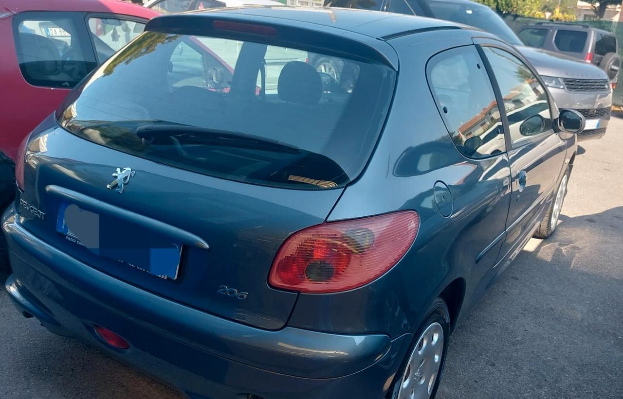 Peugeot 206 1.1 3p xt