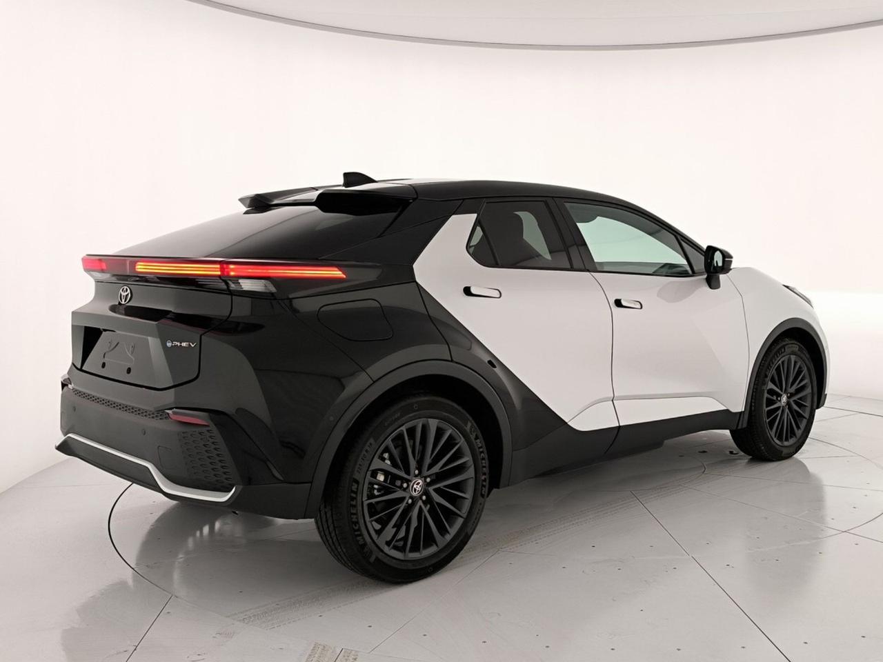 Toyota C-HR 2.0 phev lounge hero fwd e-cvt