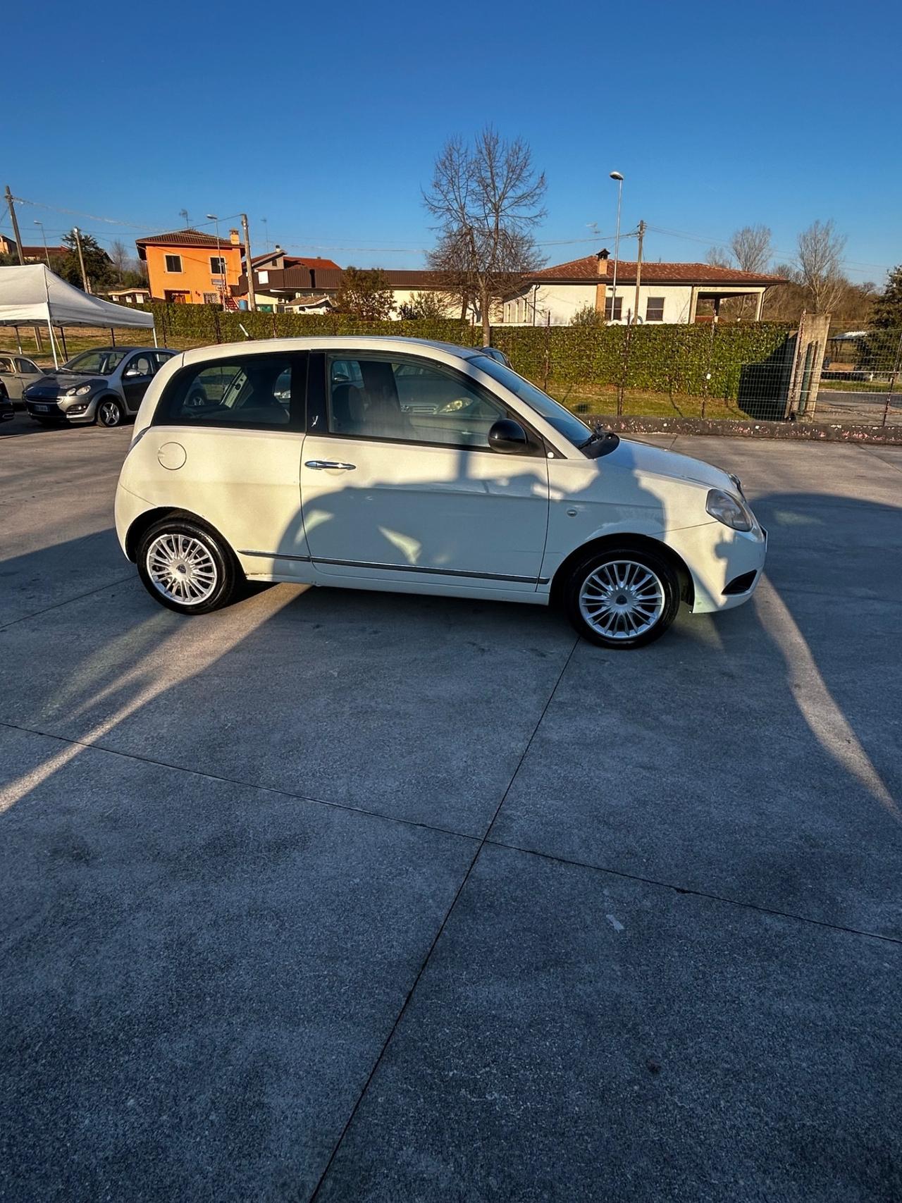 Lancia Ypsilon 1.2 69 CV Unyca