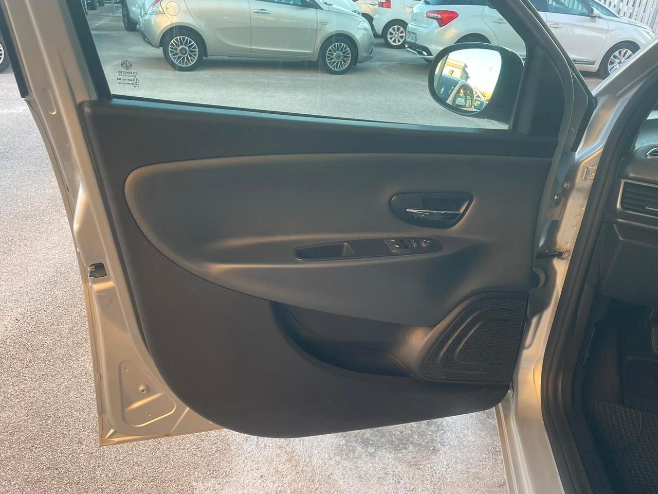 Lancia Ypsilon 0.9 TwinAir 85 CV 5 porte S&S Platinum