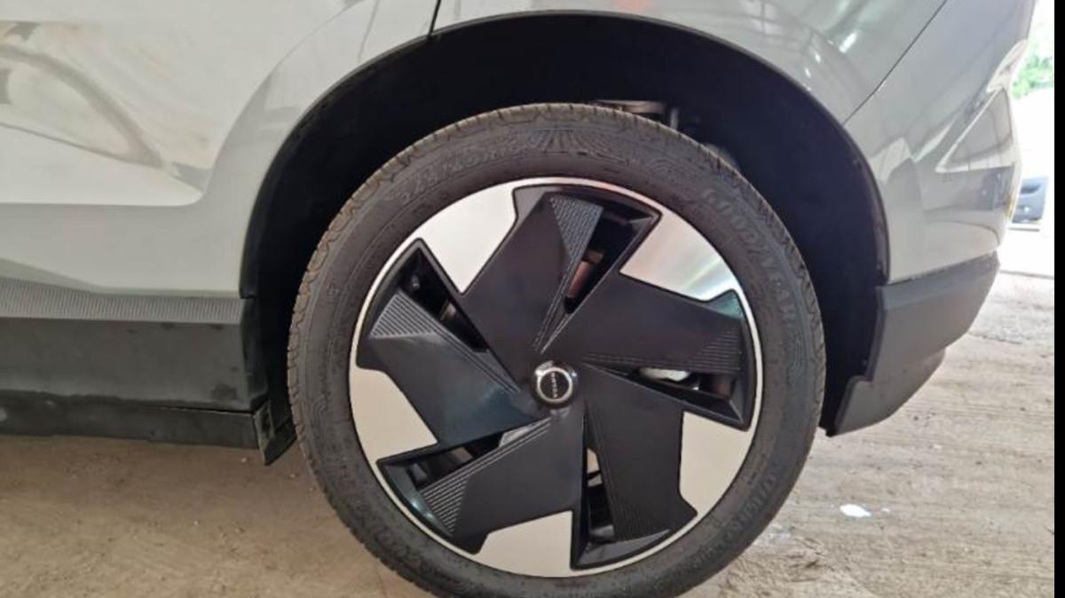 VOLVO Ex30 Single Motor Extended Range Rwd Plus