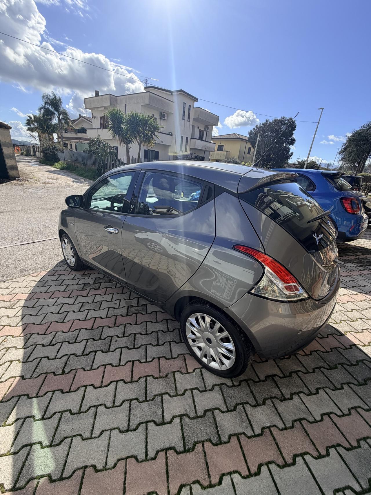 Lancia Ypsilon 1.2 gpl grigio 2015