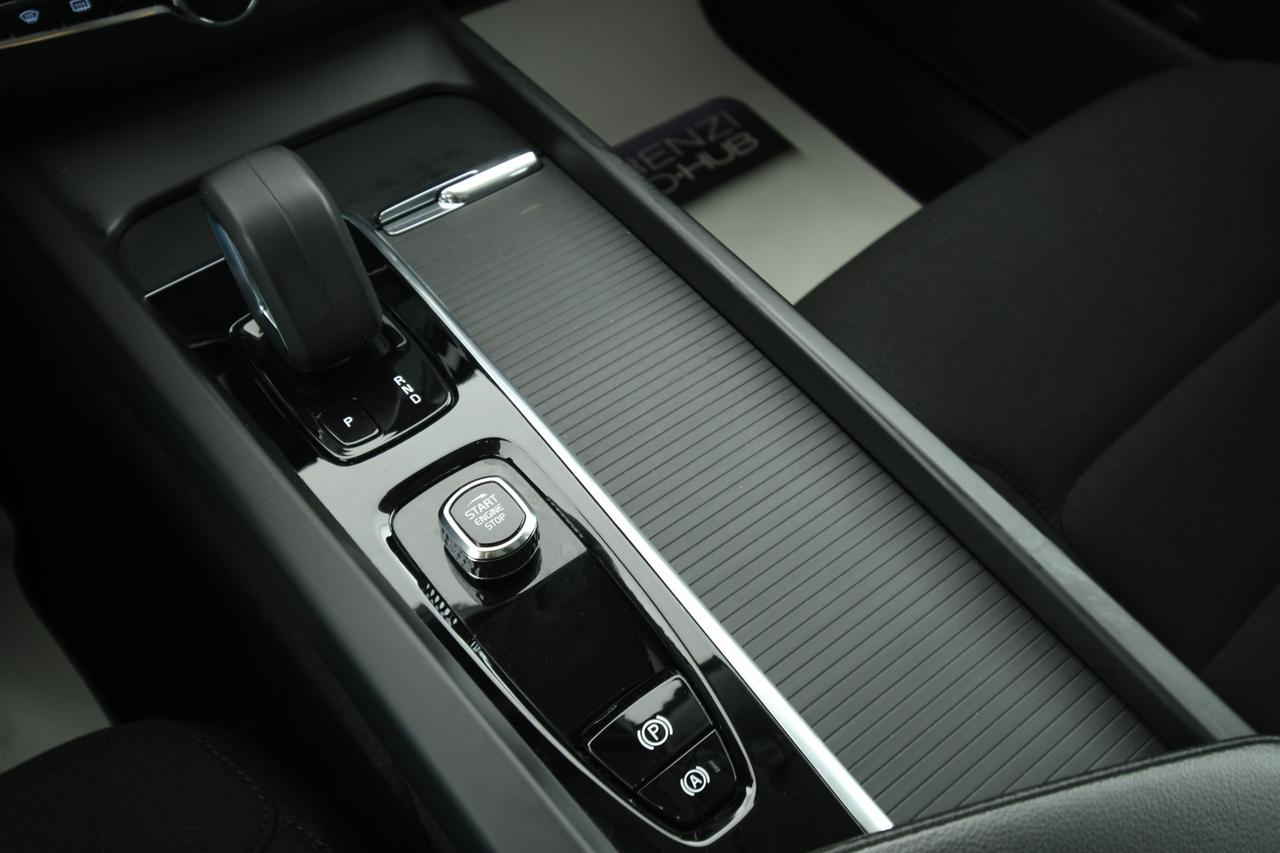 VOLVO XC60 2.0 b4 Momentum awd auto CAMERA+APP CONNECT+FULL LED