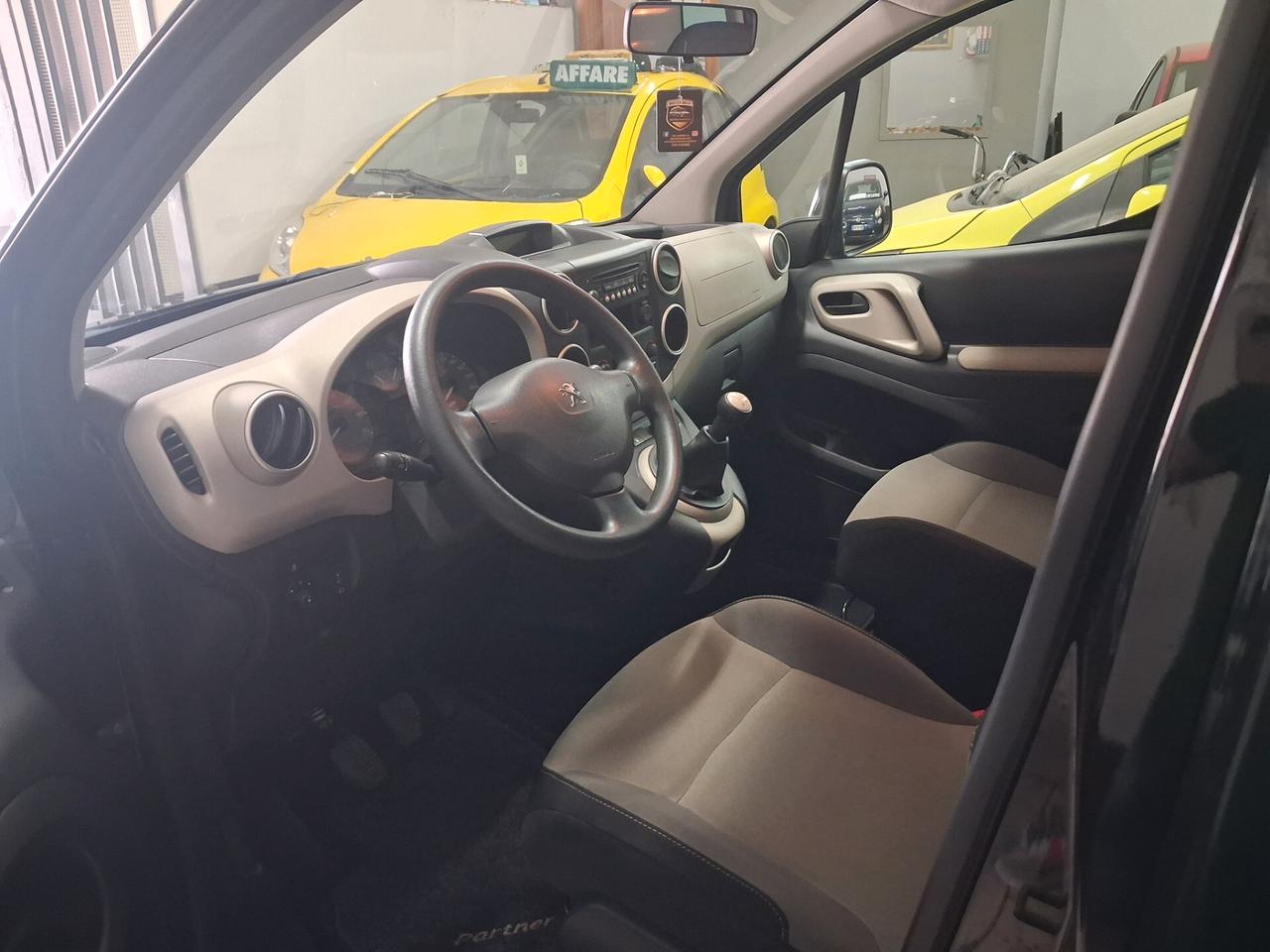 Peugeot Partner 5 posti 1.6 HDi Autocarro 2015