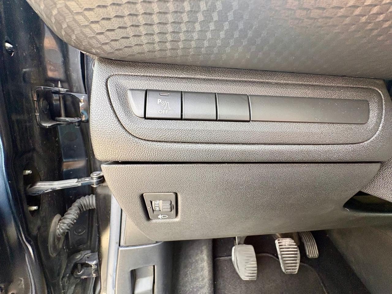 Peugeot 208 Allure 1.6 Blue HDI 75 #10654