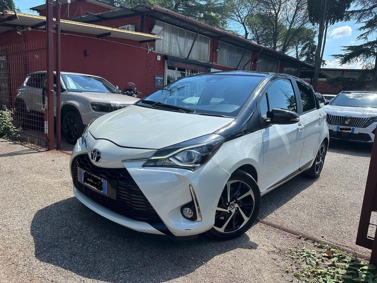Toyota Yaris 1.5 5 porte Lounge sport full optional Kamera navi PDC led cerchi in lega garanzia 24 mesi