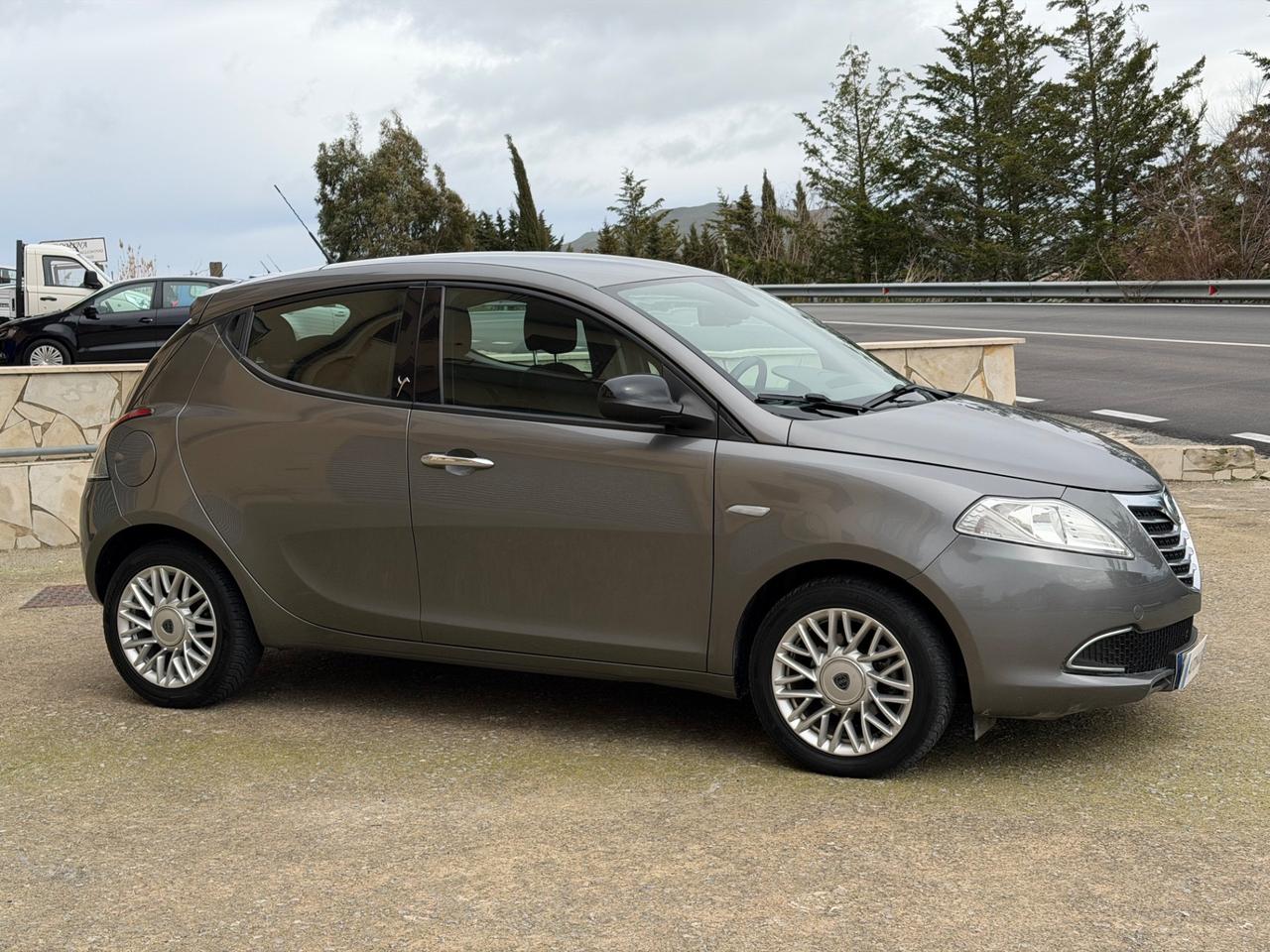 Lancia Ypsilon 1.2 69 CV 5 porte NEOPATENTATI