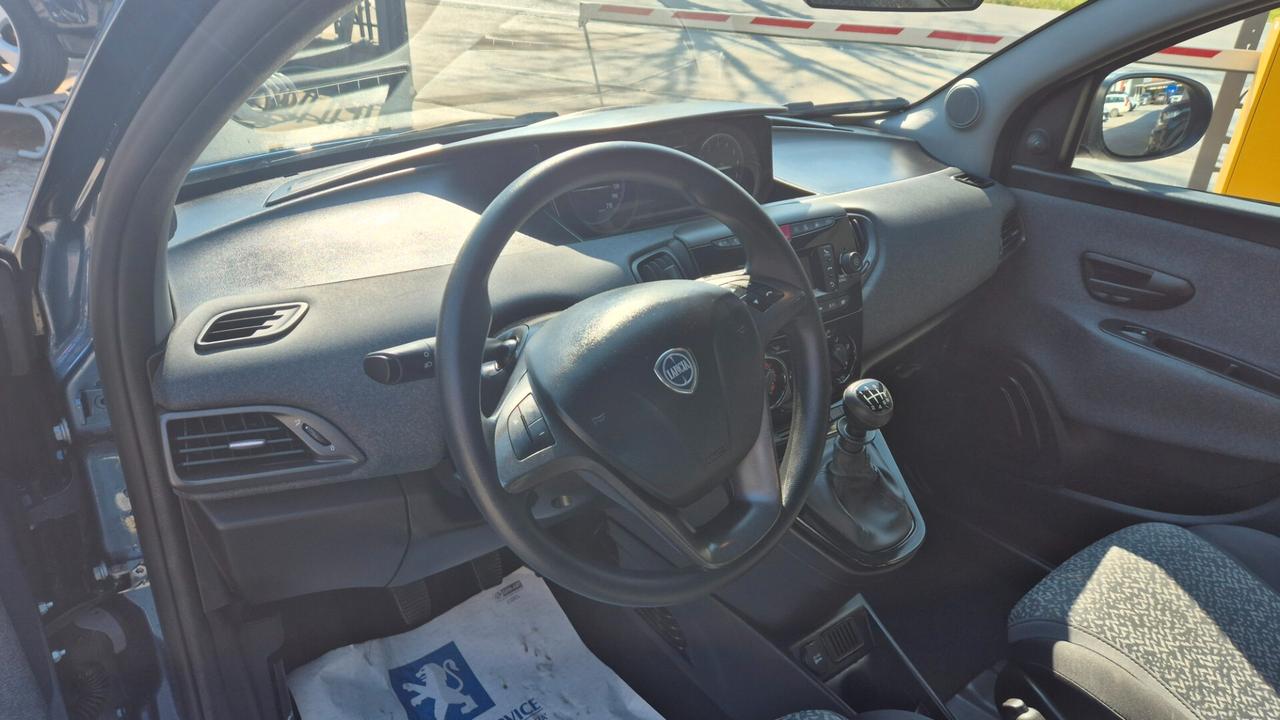 Lancia Ypsilon 1.0 FireFly 5 porte S&S Hybrid Silver