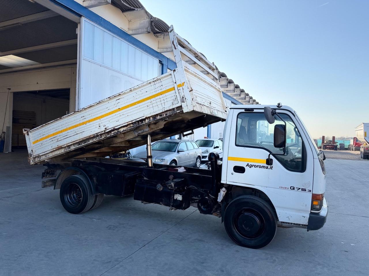 Autocarro ISUZU Q75.3 RIBALTABILE