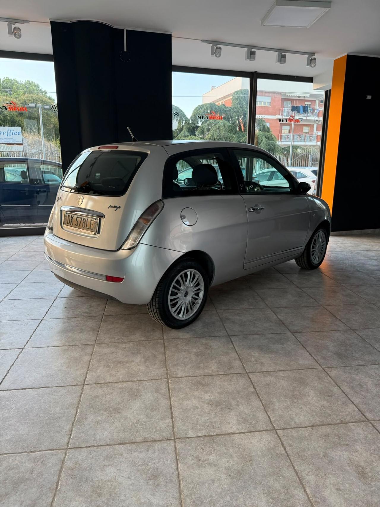 Lancia Ypsilon 1.3 MJT 90 CV Platino PARI AL NUOVO