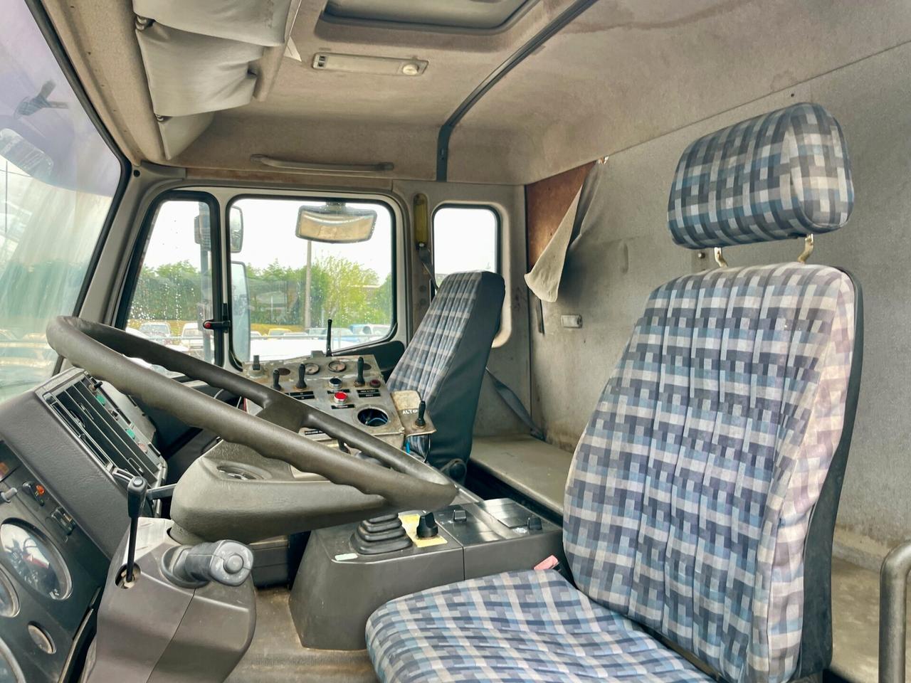 MERCEDES-BENZ 25-34 SK 6X2 LAVASTRADE CON CISTERNA IN ACCIAIO
