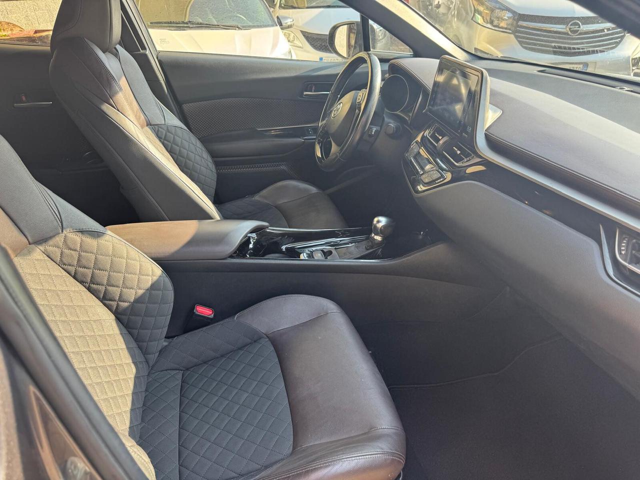 Toyota C-HR 1.8 Hybrid E-CVT Lounge