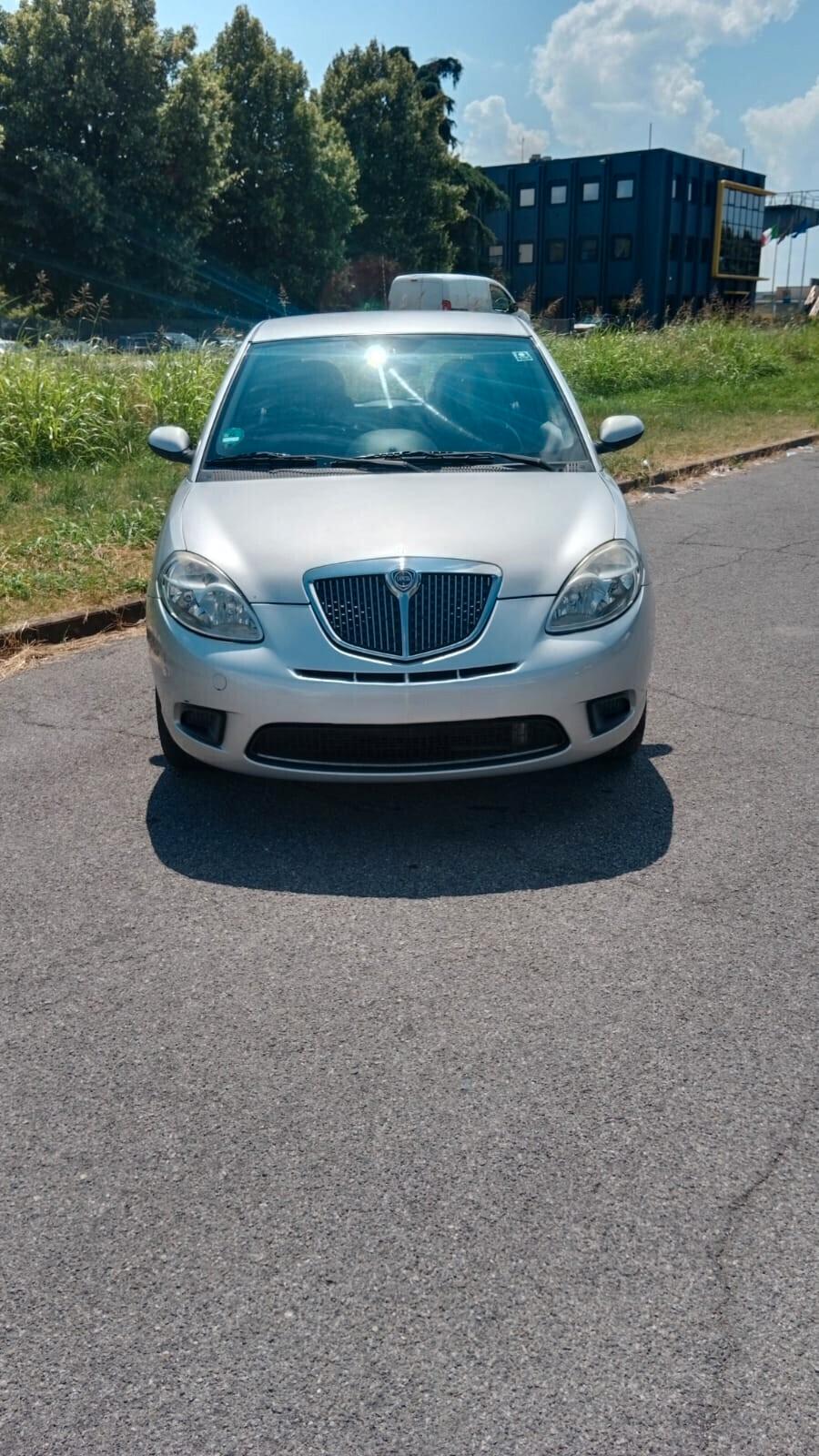 Lancia Ypsilon 1.4 16V MomoDesign