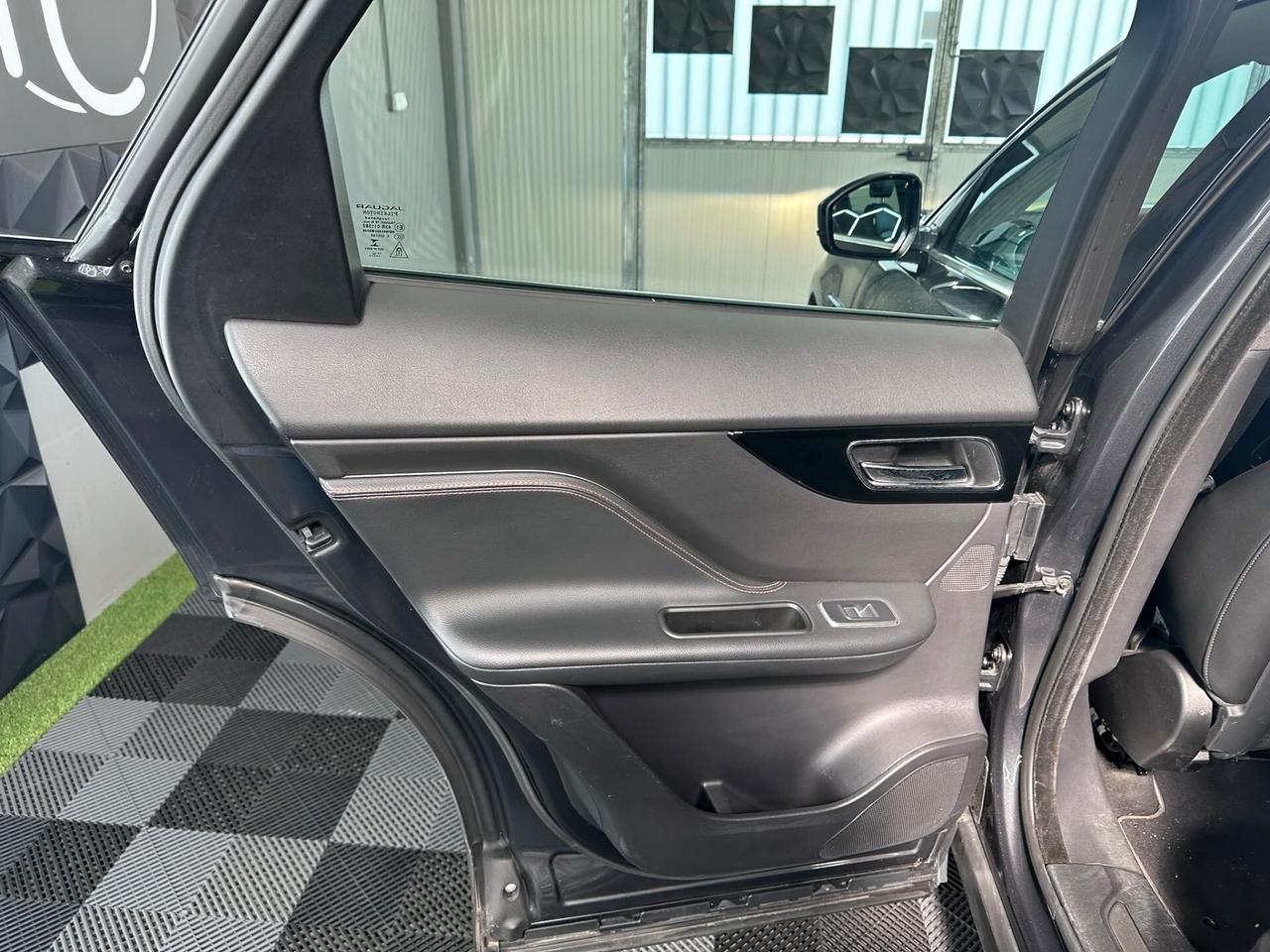 Jaguar F-Pace 2.0 D 180 CV AWD aut. Chequered Flag