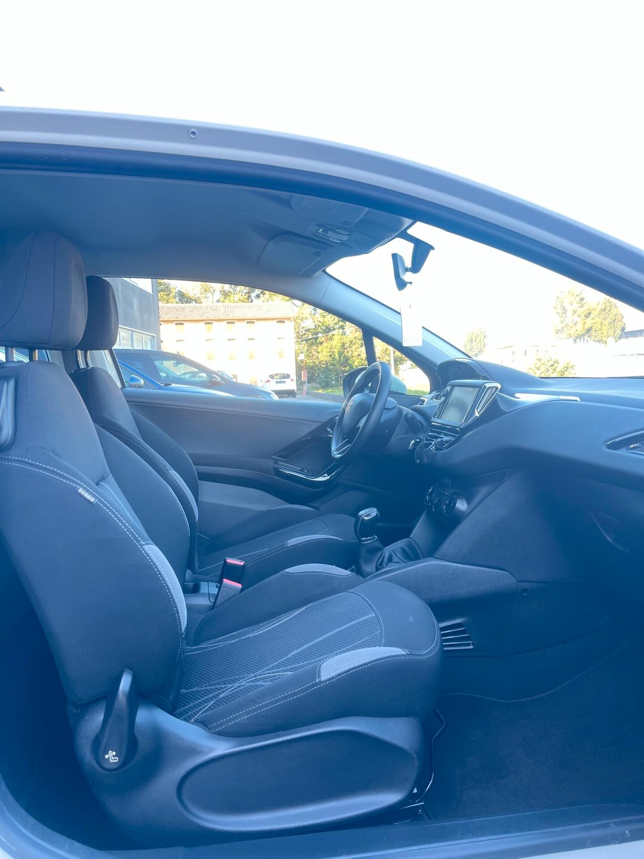 Peugeot 208 1.2 benzina Neopatentati
