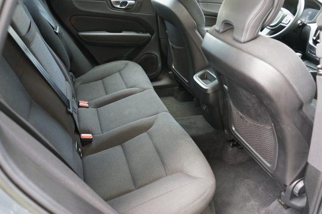 VOLVO XC60 B4 (d) automatico Momentum AWD UFFICIALE