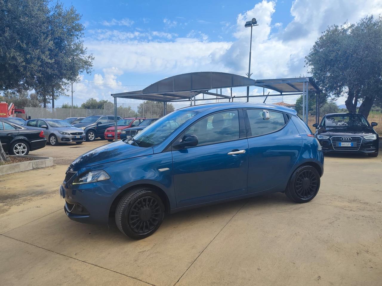 Lancia Ypsilon 1.0 FireFly S&S Hybrid Silver