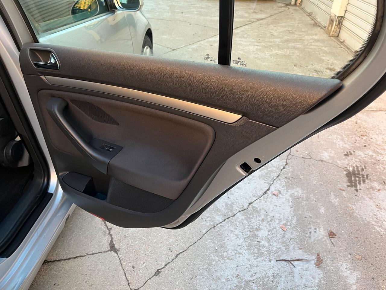 Volkswagen Golf 1.6 16V FSI 5p. Sportline