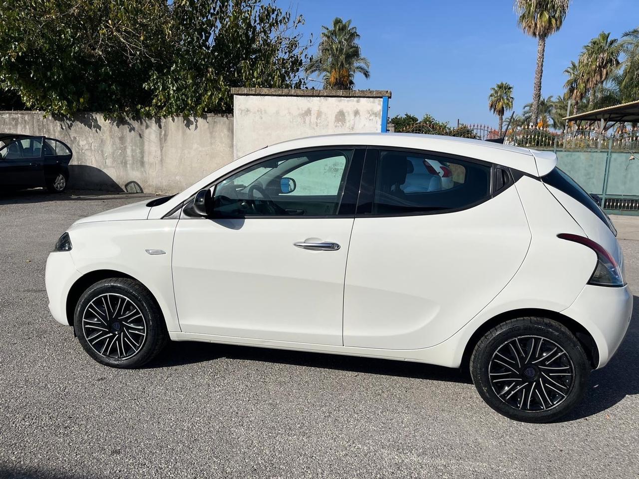 Lancia y 1.0 hybrid- 69 cv -km 69000-06/2022