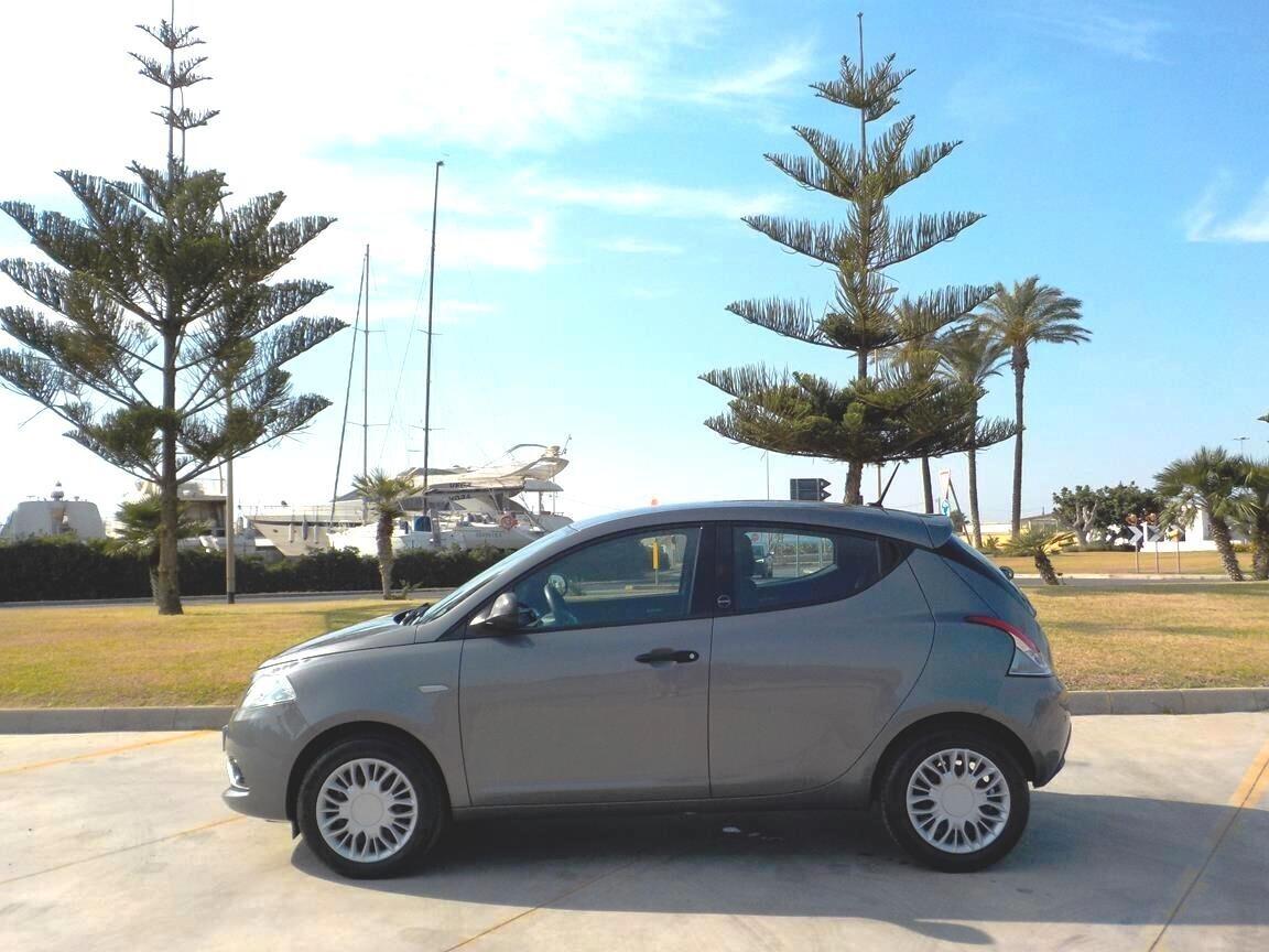 Lancia Ypsilon 1.0 FireFly 5 porte S&S Hybrid Ecochic Silver