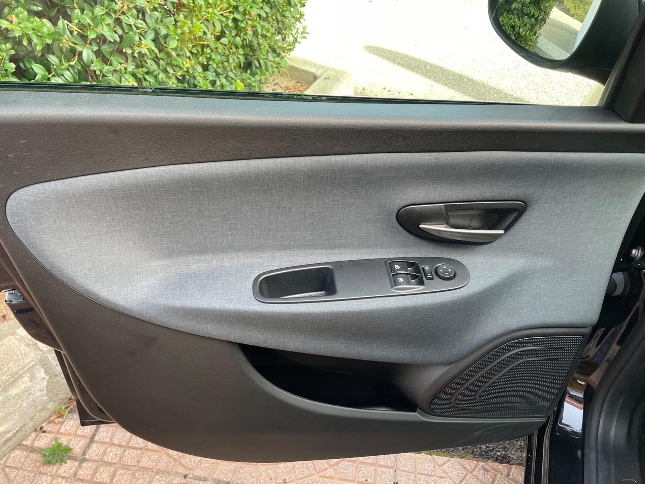 Lancia Ypsilon 1.0 5 porte S&S Hybrid full Gold OK Neopatentati