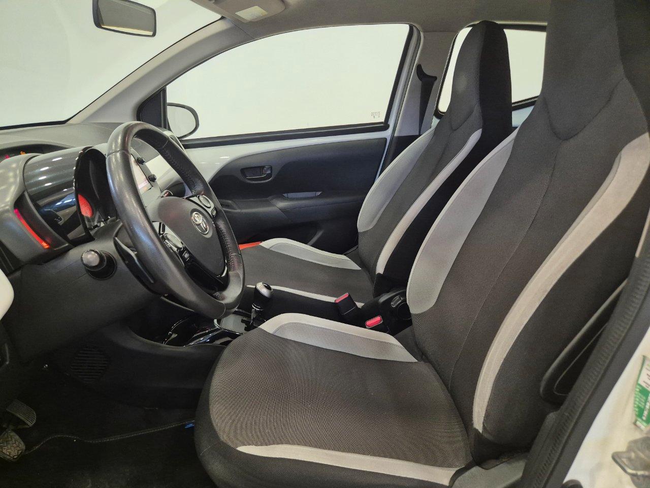 Toyota Aygo 5p 1.0 x-play aut. - NEOPATENTATI - Cam - Navi
