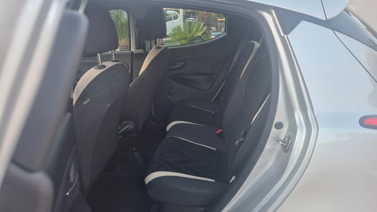 Lancia Ypsilon 1.2 69 CV 5 porte Silver