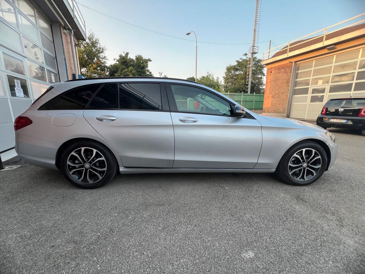 Mercedes benz C 220 4Matic Premium- FULL SERVICE MERCEDES