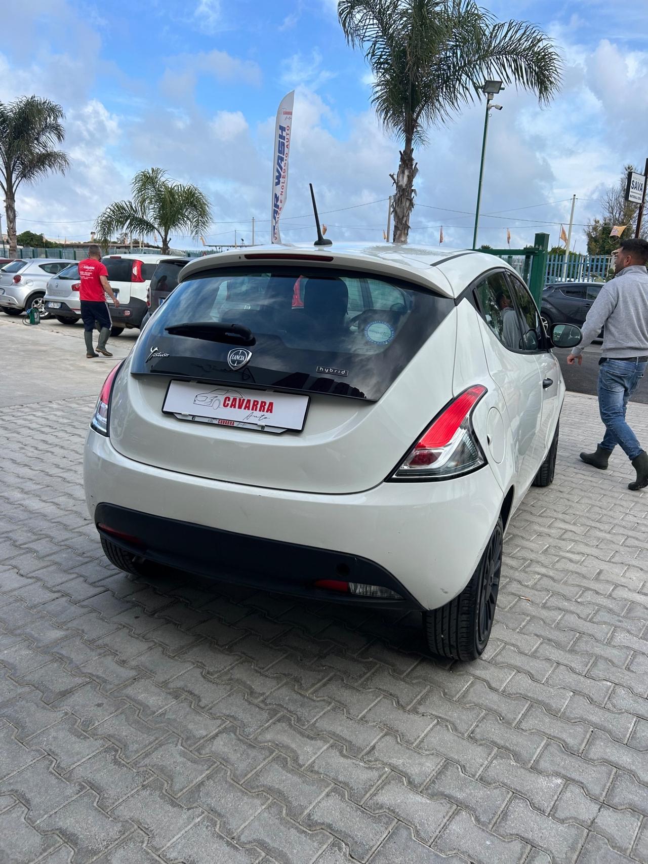 Lancia Ypsilon 1.0 FireFly 5 porte S&S Hybrid Ecochic Silver