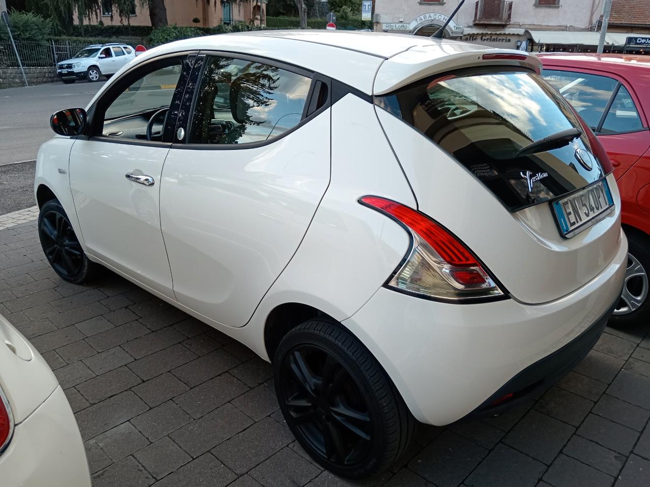 Lancia Ypsilon 0.9 TwinAir 85 CV 5 porte Metano Ecochic Silver