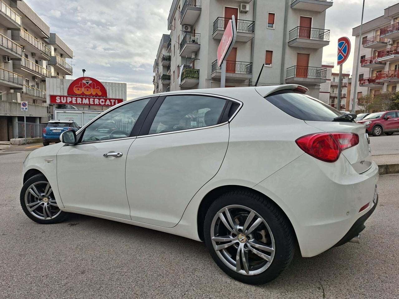 Alfa Romeo Giulietta 1.6 JTDm * 120 CV * Distinctive * Navi * Interni in pelle Quadrifoglio * Garantita 12 Mesi