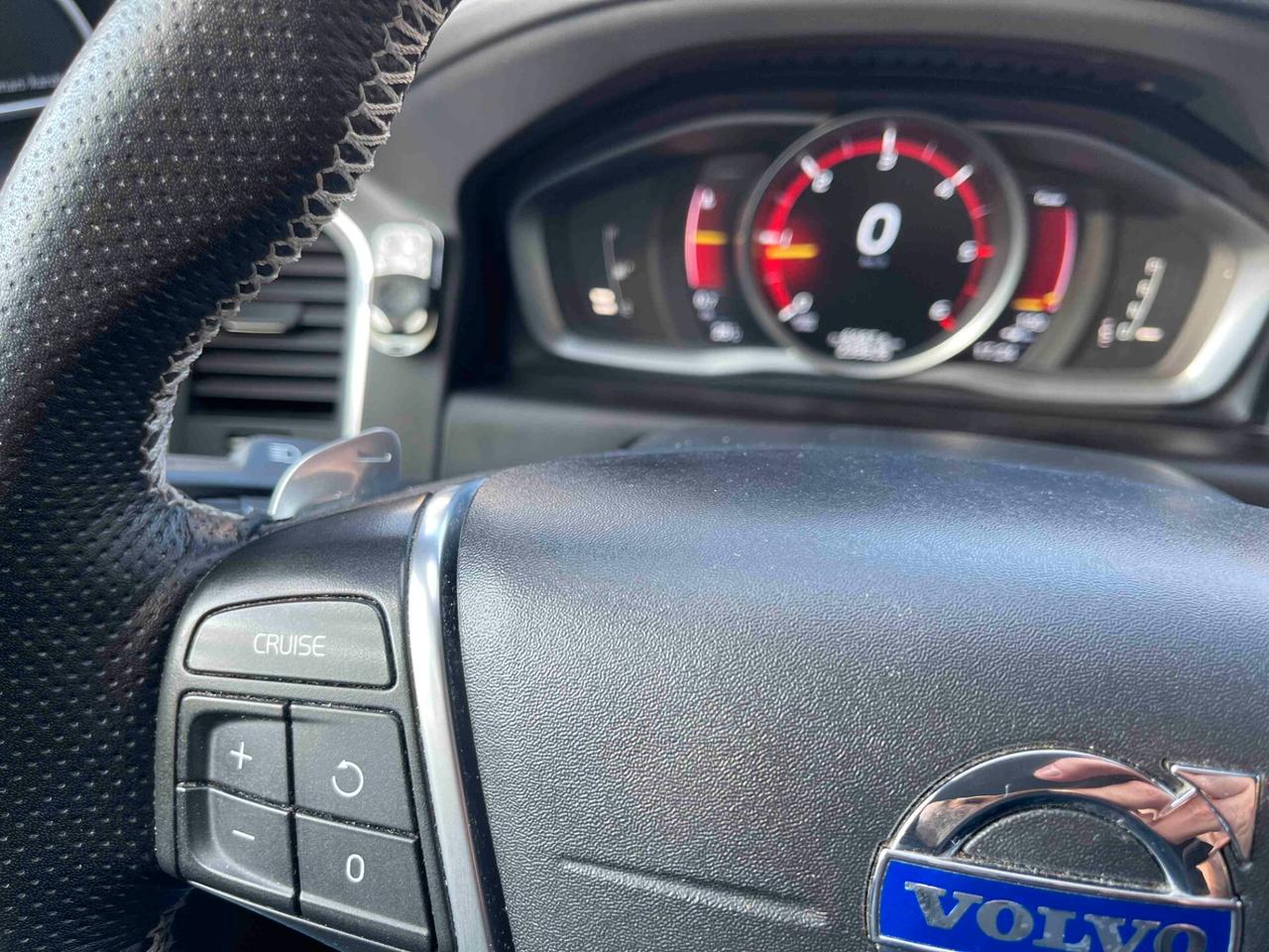 Volvo XC 60 XC60 D5 AWD Geartronic R-design Automatica Apple Car Android