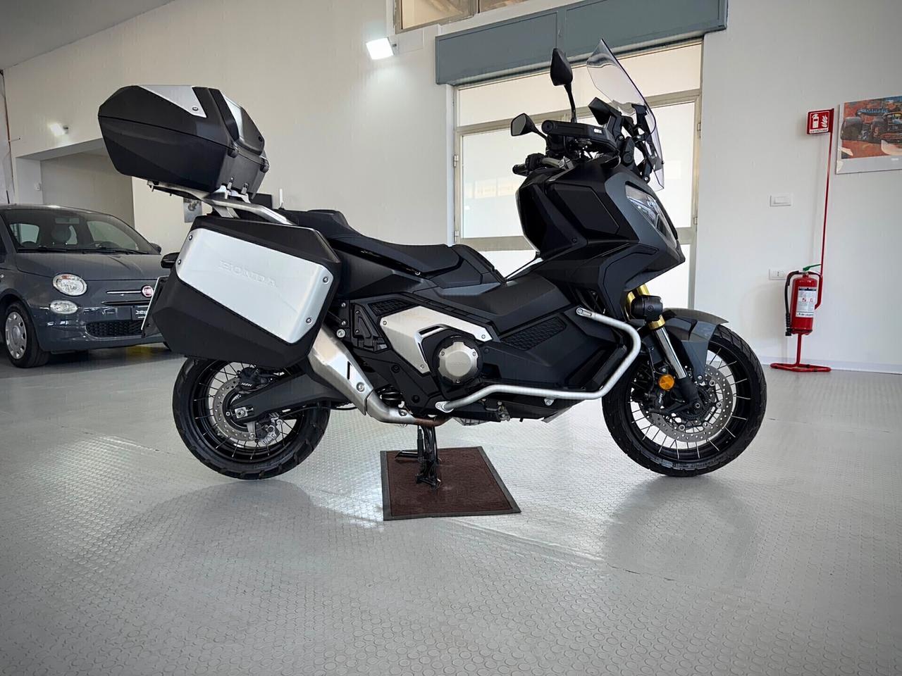 Honda X-ADV 750 con travel pack
