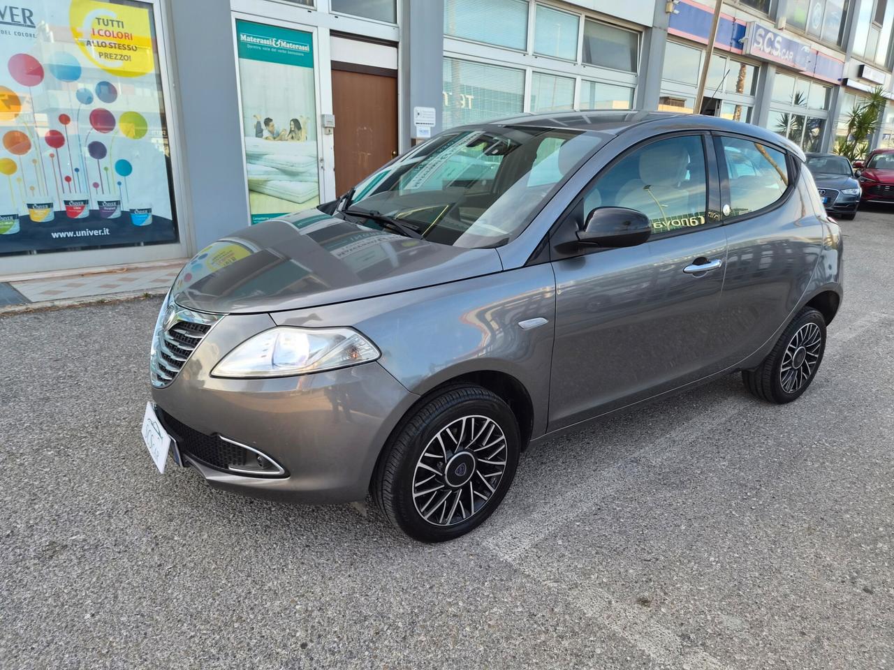Lancia Ypsilon 0.9 TwinAir 85 CV 5 porte Metano Ecochic Silver