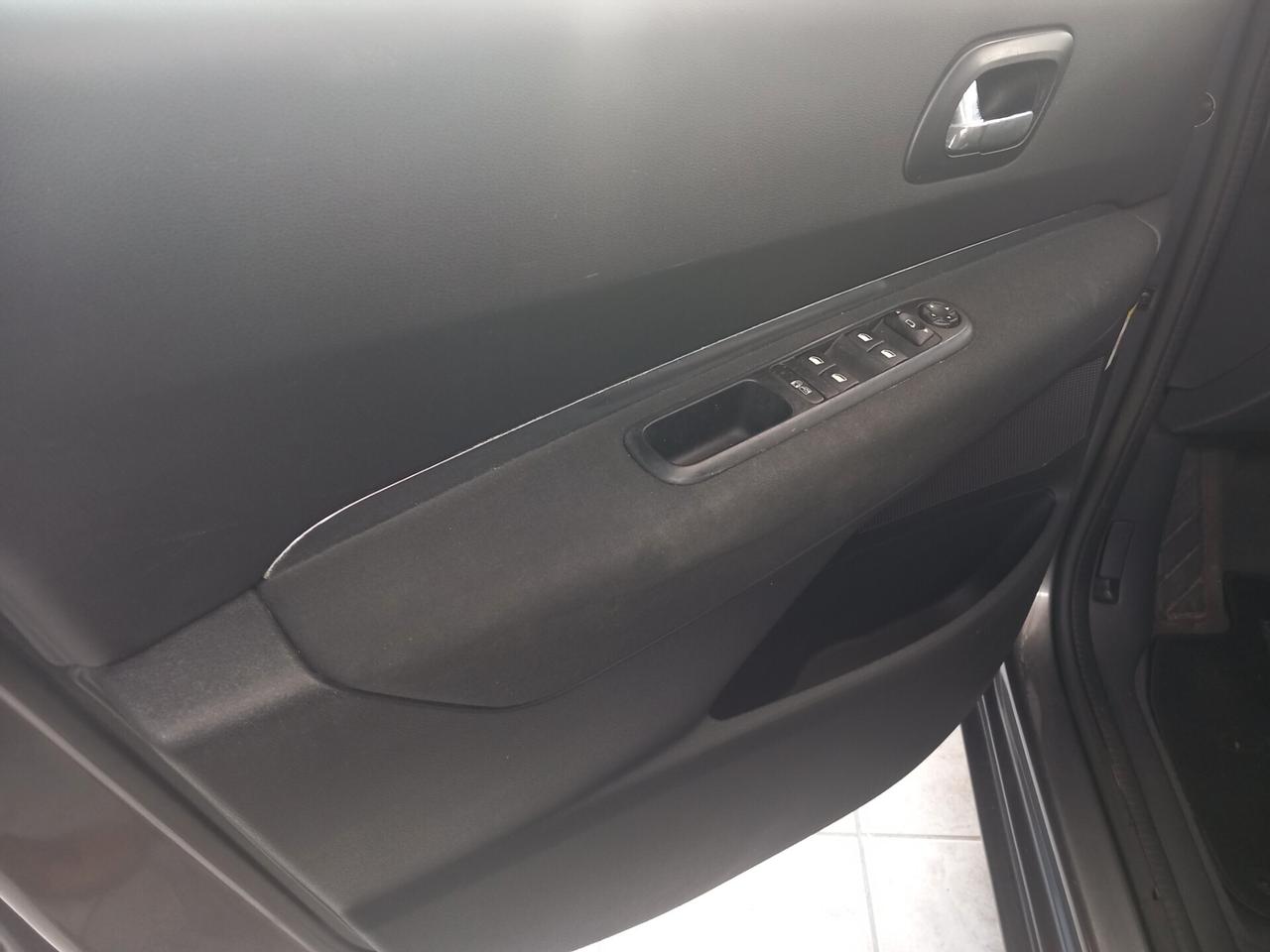 Peugeot 5008 1.6 diesel automatica 7 posti 152 mila km anno 2013