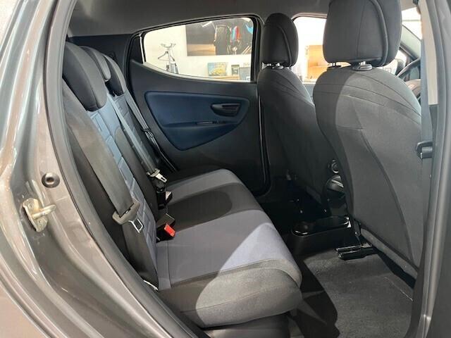 Lancia Ypsilon 1.0 firefly hybrid Silver