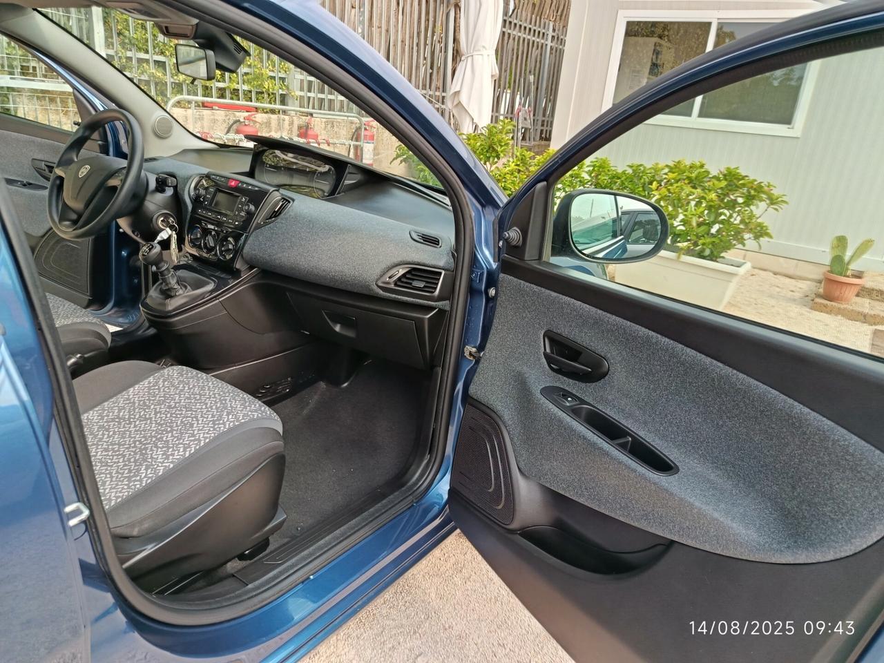 Lancia Ypsilon 1.0 FireFly 5 porte S&S Hybrid Ecochic Silver
