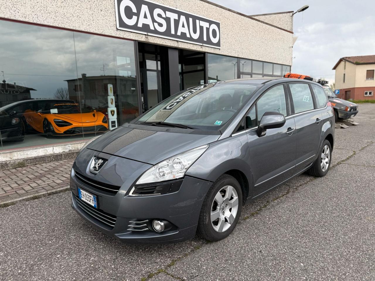 Peugeot 5008 1.6 HDi 112CV cambio robotizzato Tecno