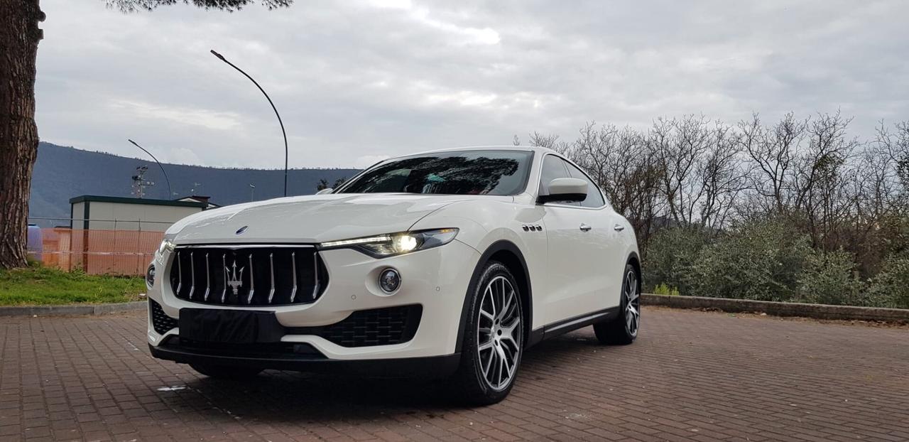 Maserati Levante V6 Diesel 275 Granlusso,pelle rossa,cerchi 21,navi,fari led bixeno,retrocamera,vetri scuri