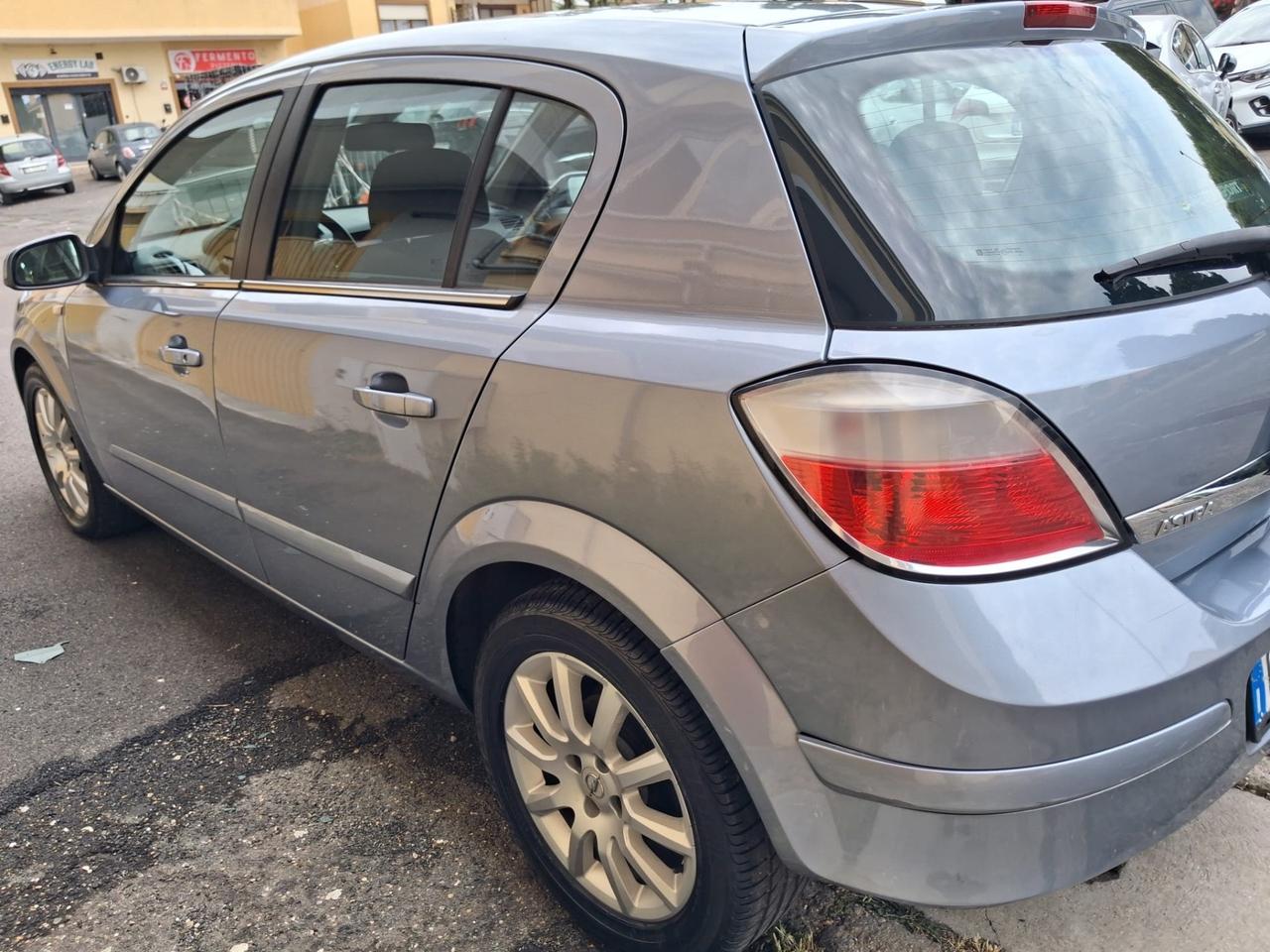 Opel Astra 1.6 16V Twinport 5 porte Cosmo