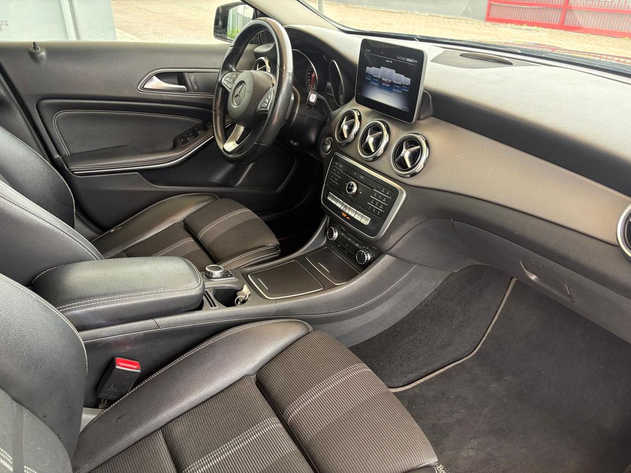 Mercedes-Benz GLA 200 200 D Premium #50687