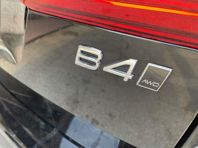 VOLVO XC60 2.0 B4 AWD AUTOMATICA CERCHI DA 19" FARI FULL LED