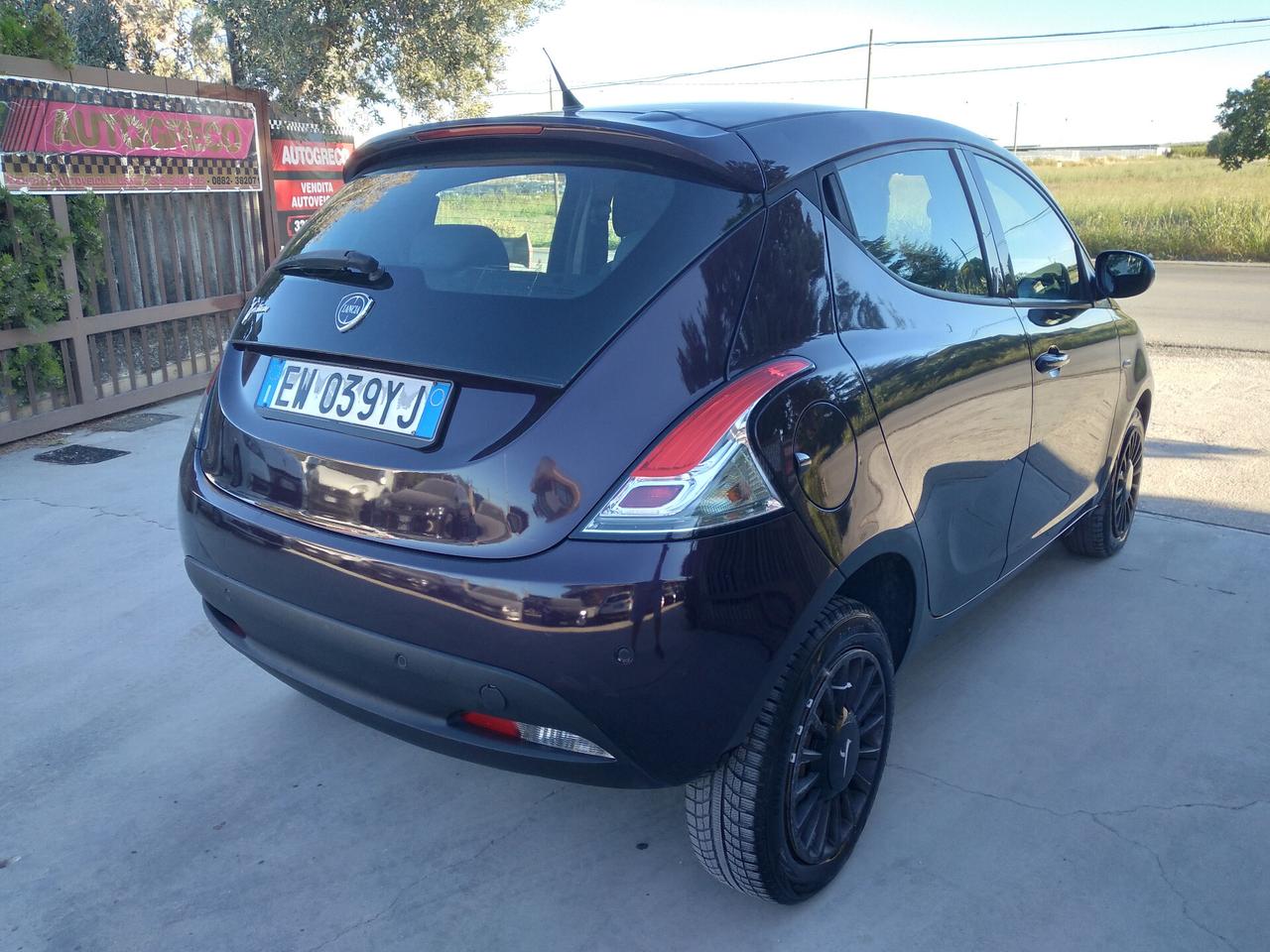 Lancia Ypsilon 0.9 TwinAir 85 CV 5 porte Metano Ecochic Silver