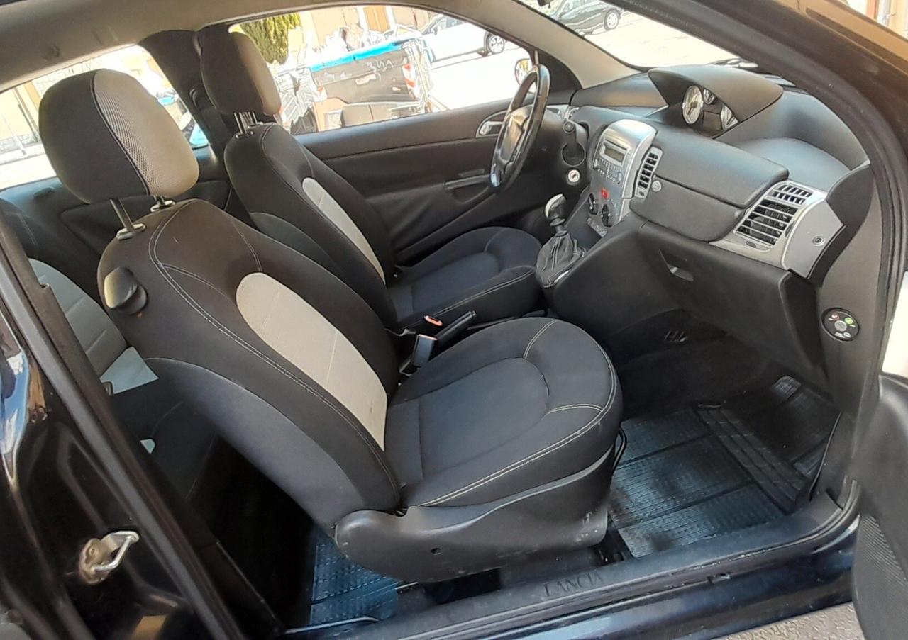 Lancia Ypsilon 1.2 Momo Design