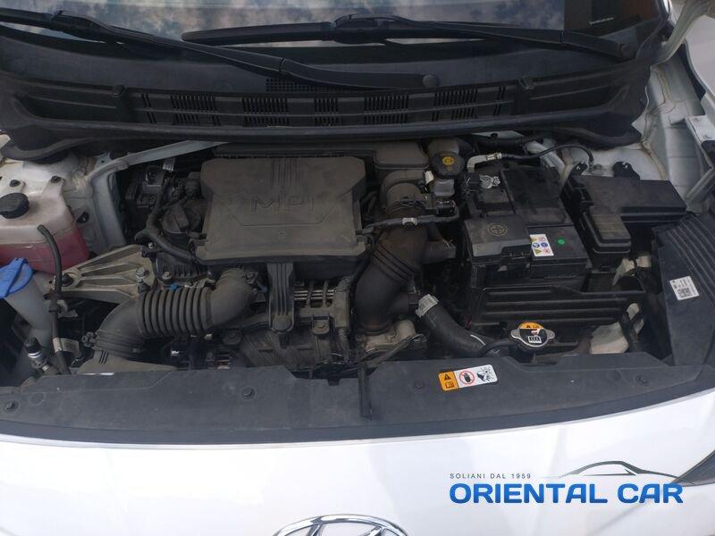 Hyundai i10 i10 1.0 TECH + CONNECT PACK + SENSORI DI POSTEGGIO + VETRI OSCURATI + TRENO DI GOMME INVERNALI