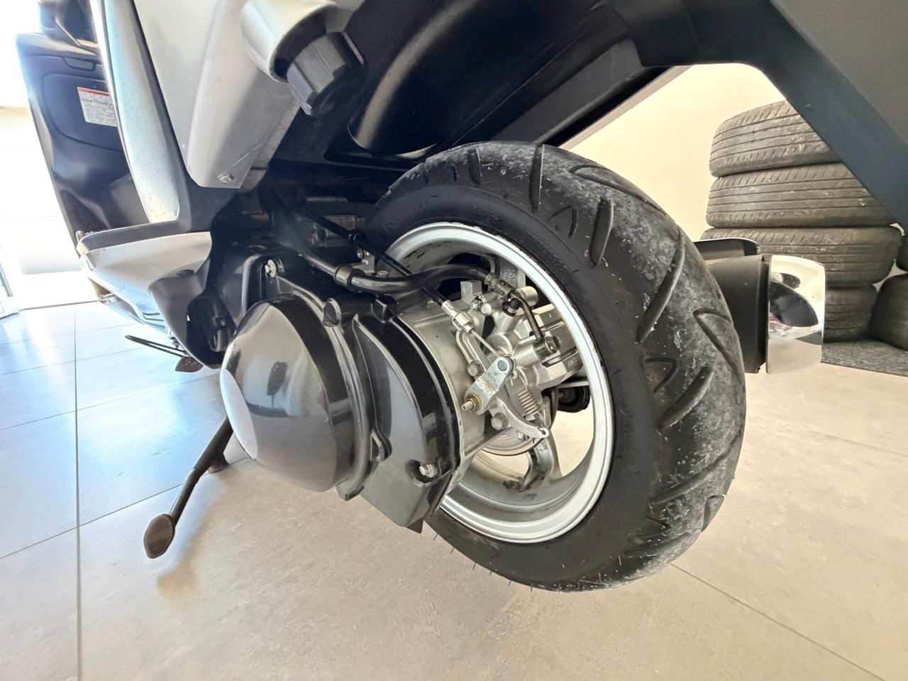 Suzuki Burgman 400 33.571 km bauletto pneumatici nuovi tagliando fatto