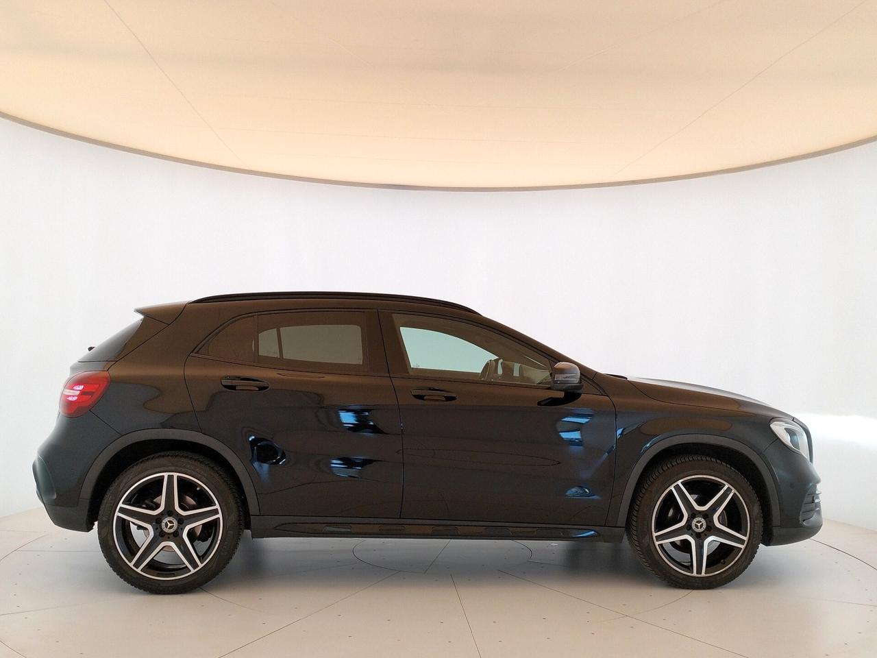 Mercedes-benz GLA 180 Night Edition- NEOPATENTATI