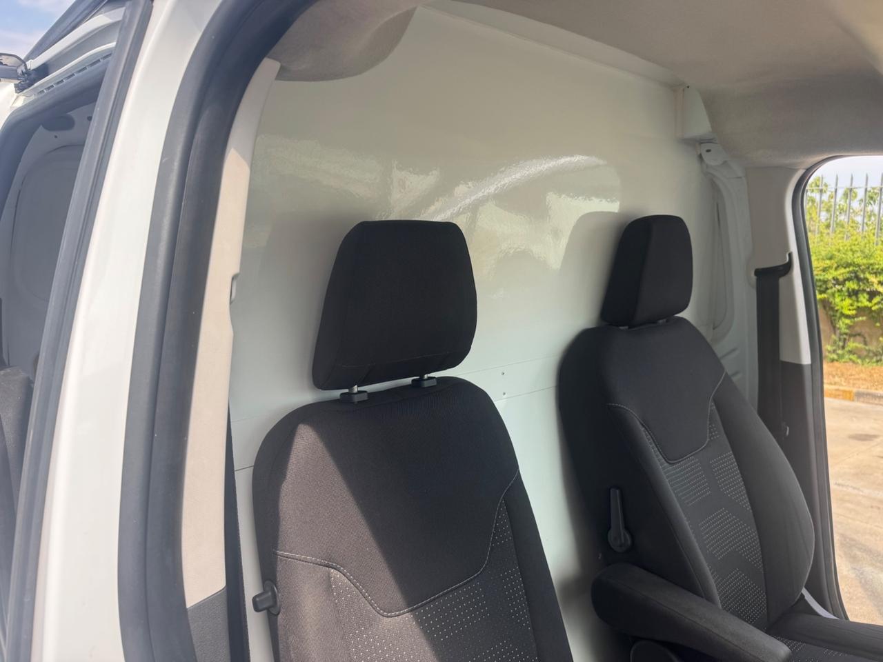 Ford Transit Courier 1.5 tdci 95 hp CABINA SEPARAT
