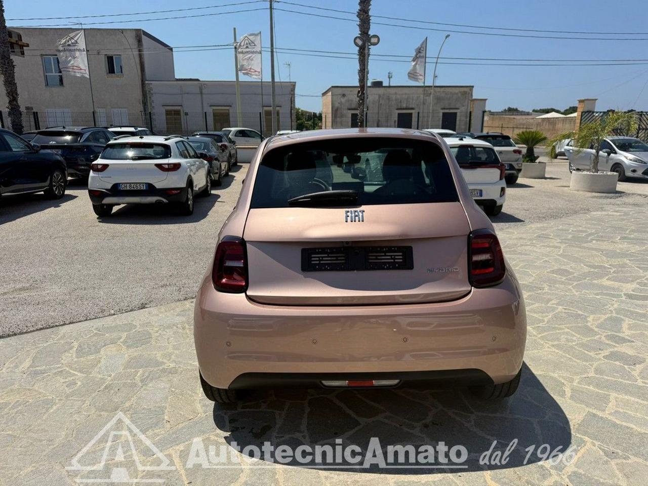 Fiat 500 Berlina Hybrid La Prima