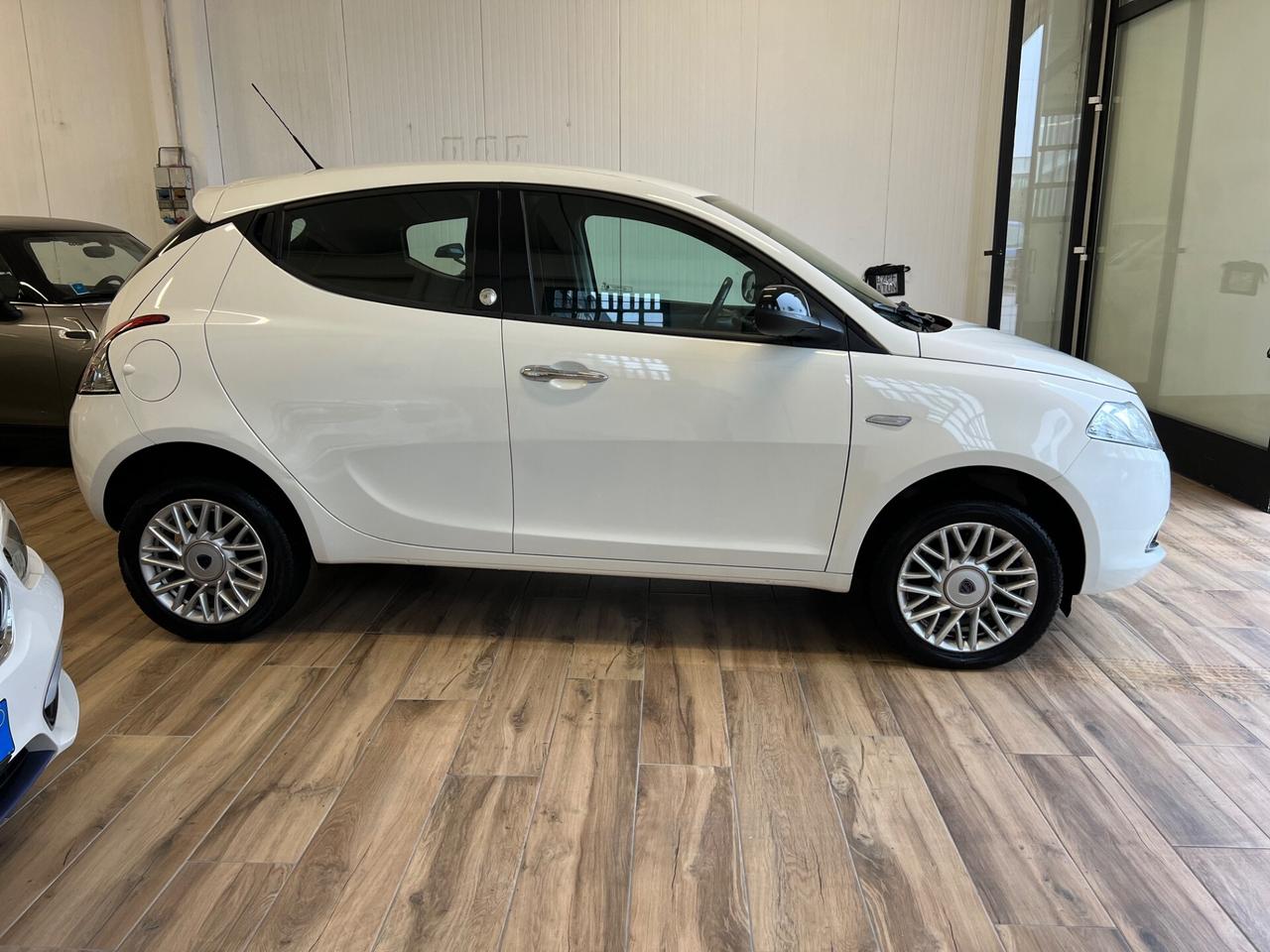 Lancia Ypsilon 0.9 TwinAir 85 CV 5 porte Metano Ecochic Elefantino